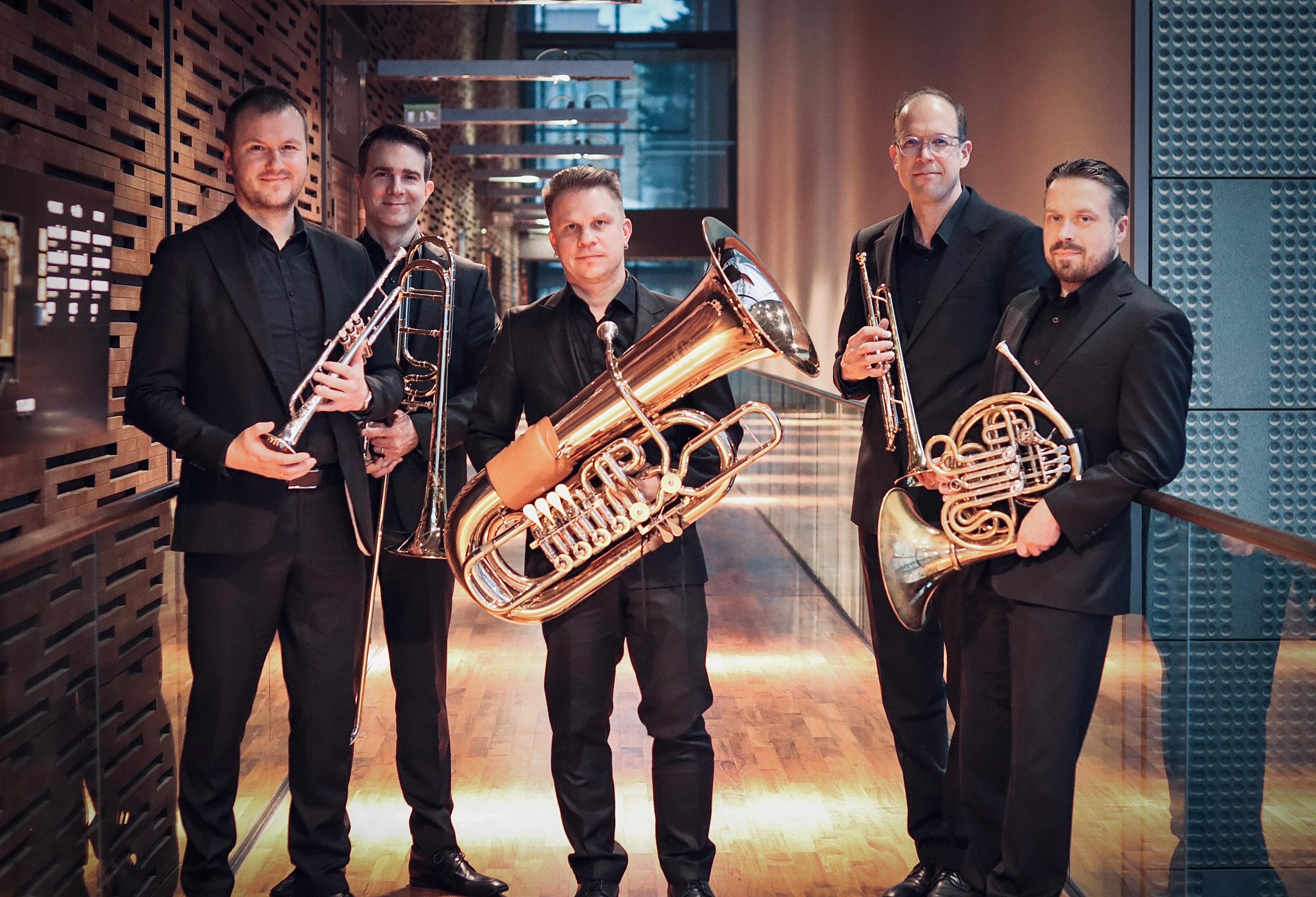 Helsinki Brass Quintetin muusikot soittimet käsissään.