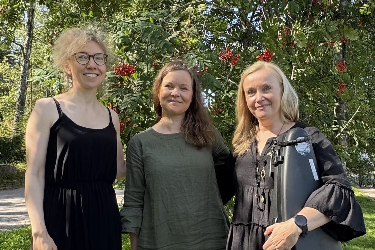 On toisia maailmoita -kamarimusiikkikonsertin esiintyjät.