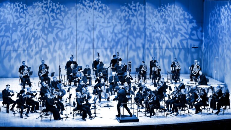 Tapiola Sinfonietta esiintymässä Tapiolasalissa