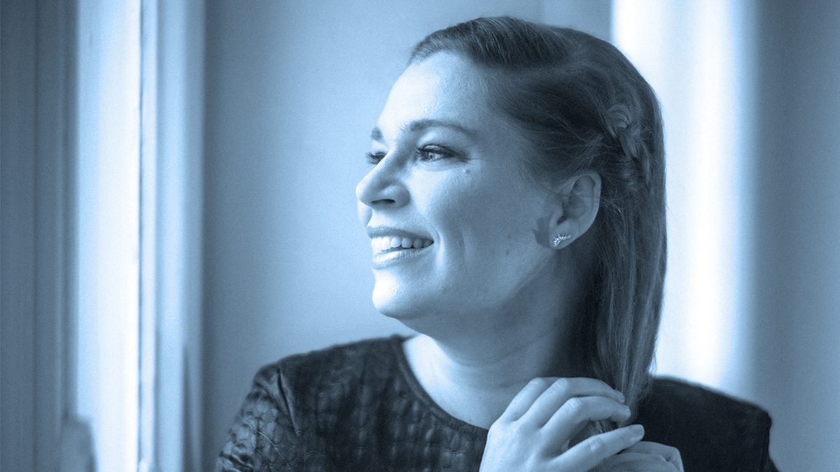 Siljamari Heikinheimo sinisävyisenä.