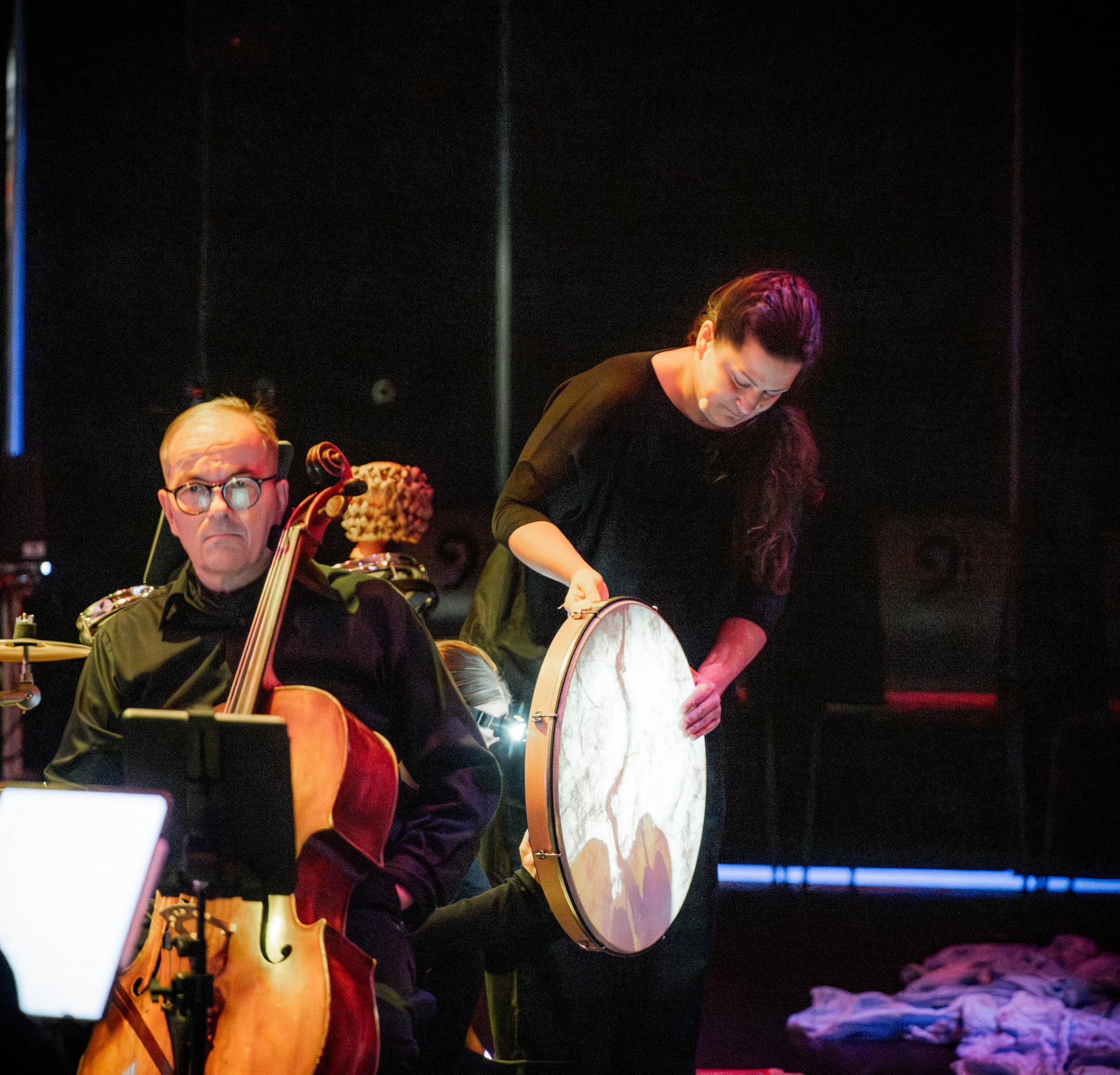 Sellisti istuu ja vieressä henkilö pitelee kädessään rumpua, joka on läpivalaistu.