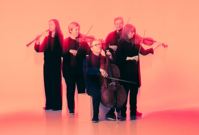 Oboisti, viulisti, sellisti, viulisti ja alttoviulisti soittaa rykelmänä.