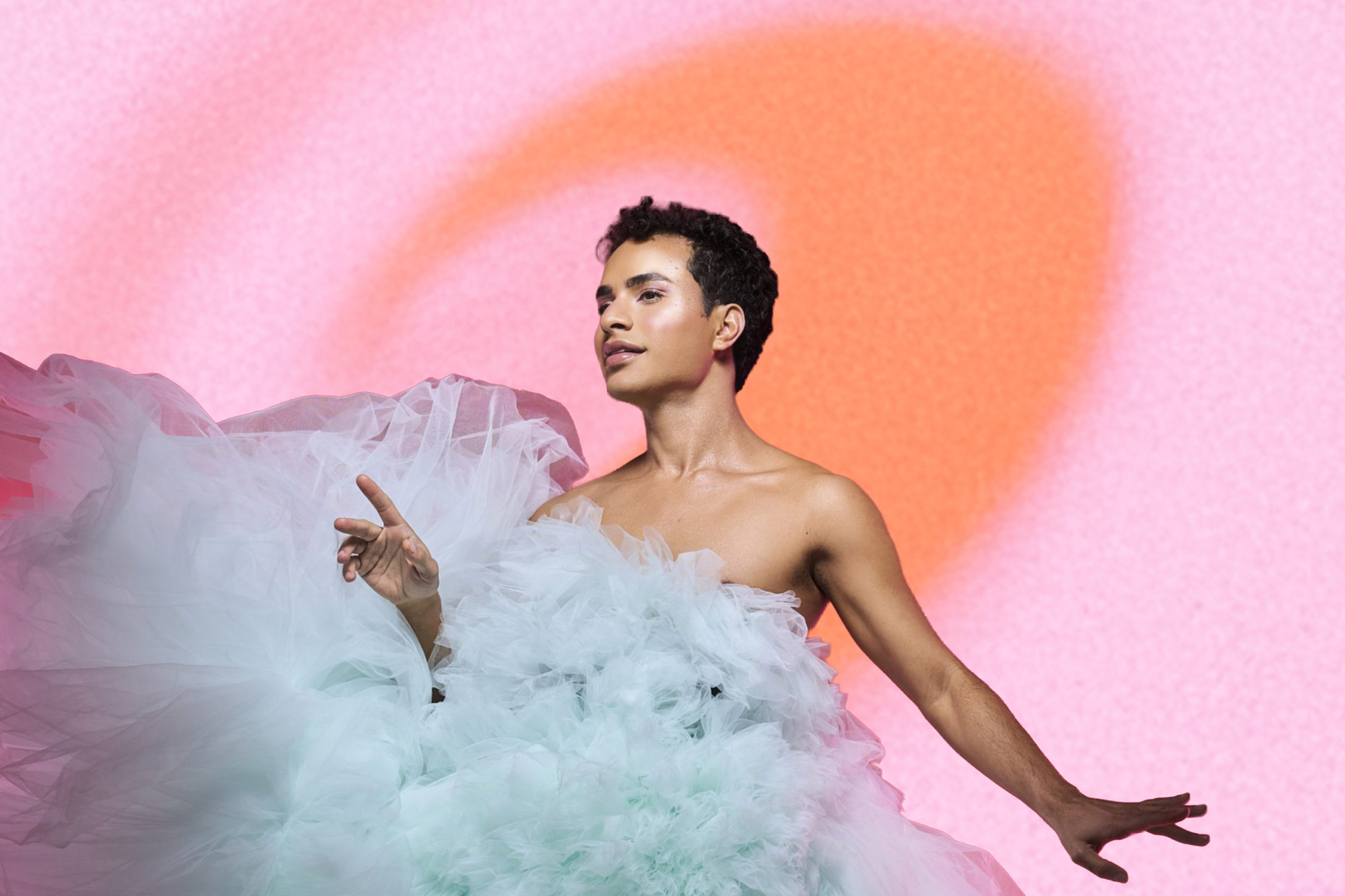 Sopranista Samuel Marino oranssin ja vaaleanpunaisen, pyörteisen taustan päällä.