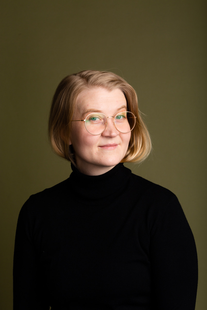 Henkilökuvassa skenografi Jenni Pystynen mustassa paidassa.