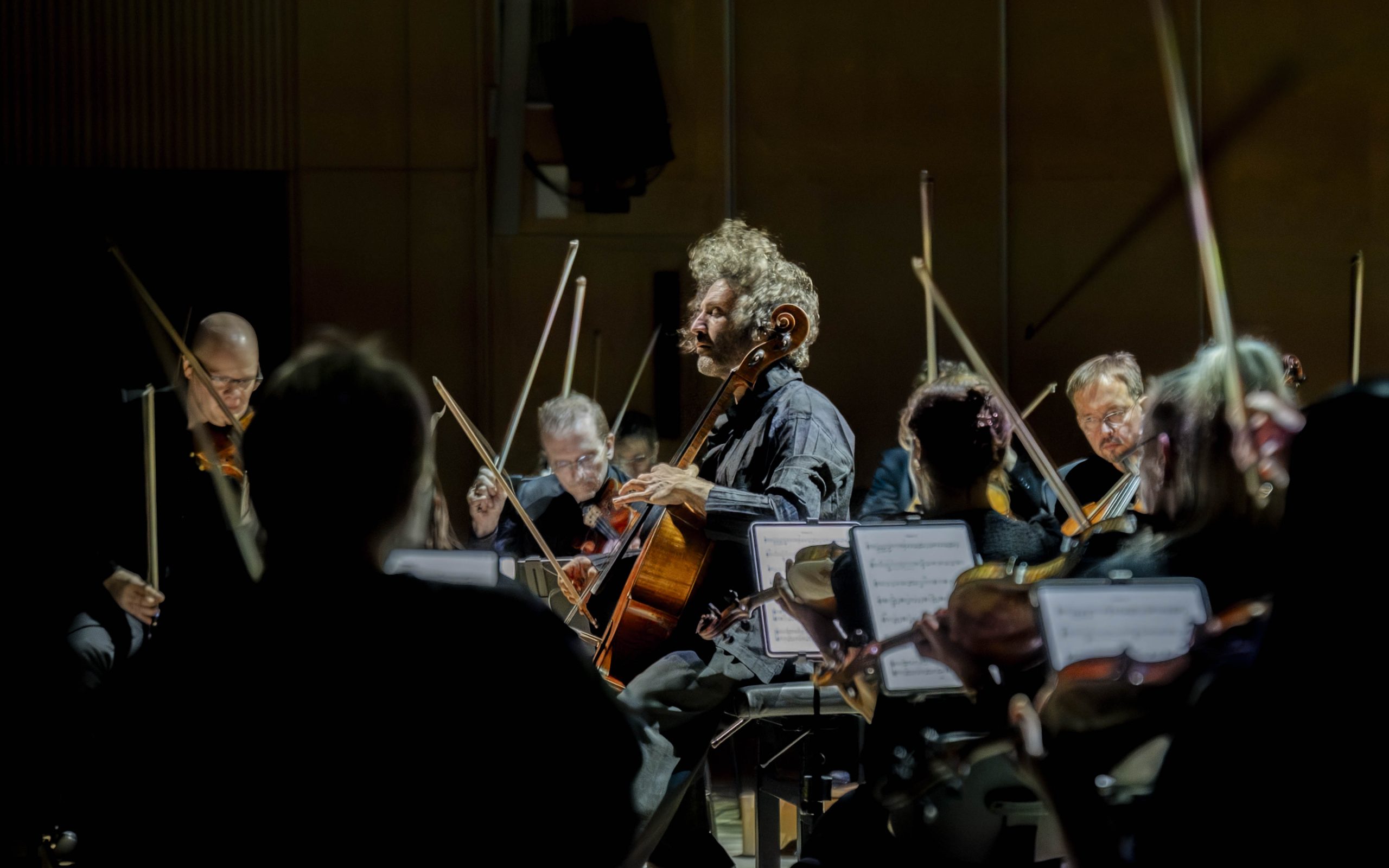 Sellisti Nicolas Altstaedt Tapiola Sinfoniettan muusikoiden keskellä.