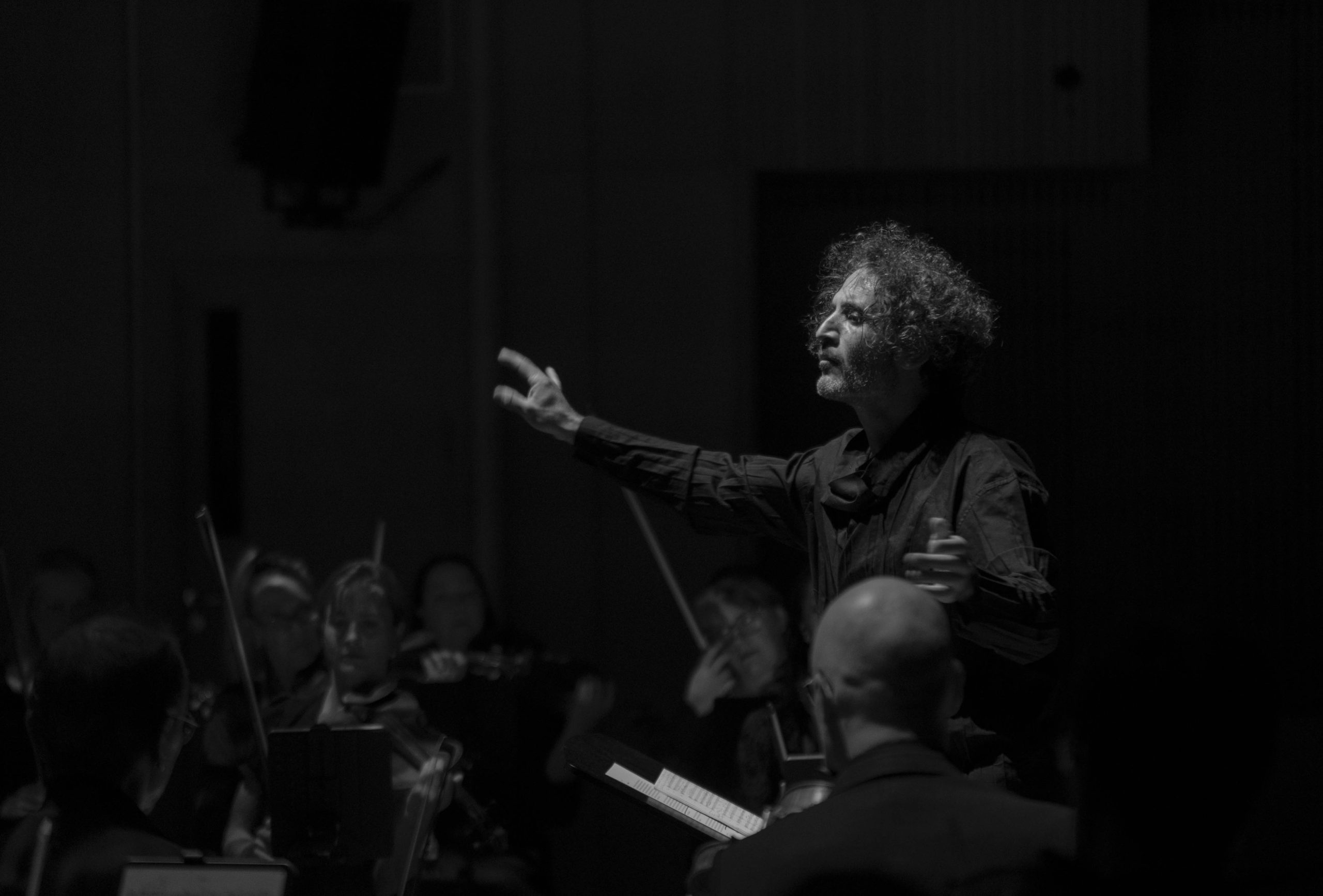 Nicolas Altstaedt johtaa Tapiola Sinfoniettaa.