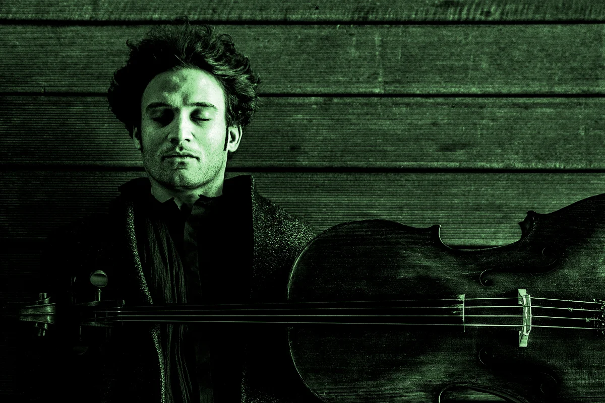 Sellisti Nicola Altstaedt silmät kiinni sellonsa kanssa.