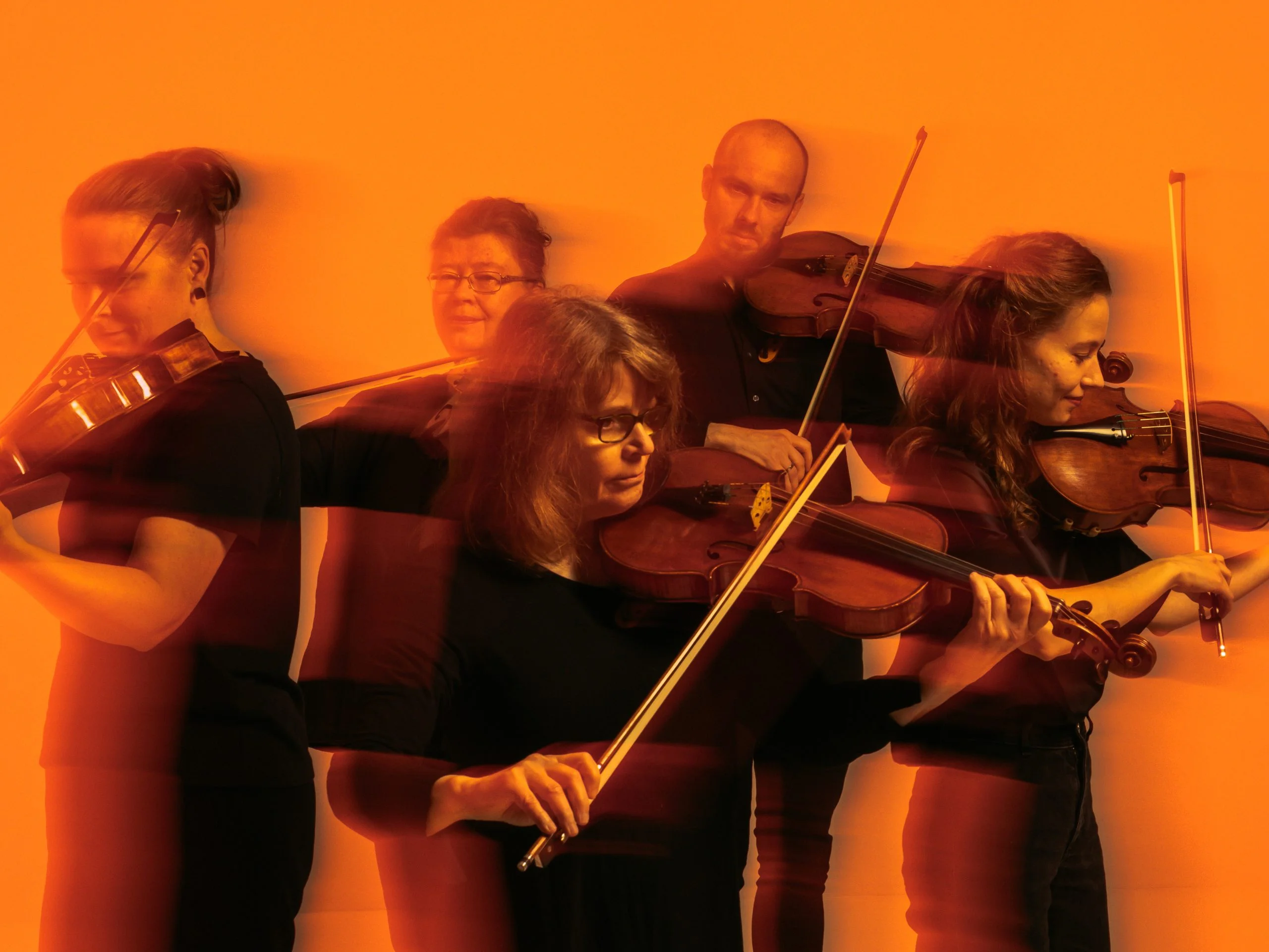 Oranssin sävyisessä kuvassa alttoviulustit soittavat.