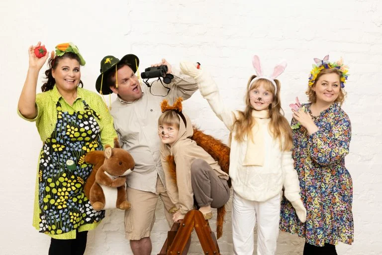 Orava, peippo ja pikku lintu -konsertin taiteellinen työryhmä.