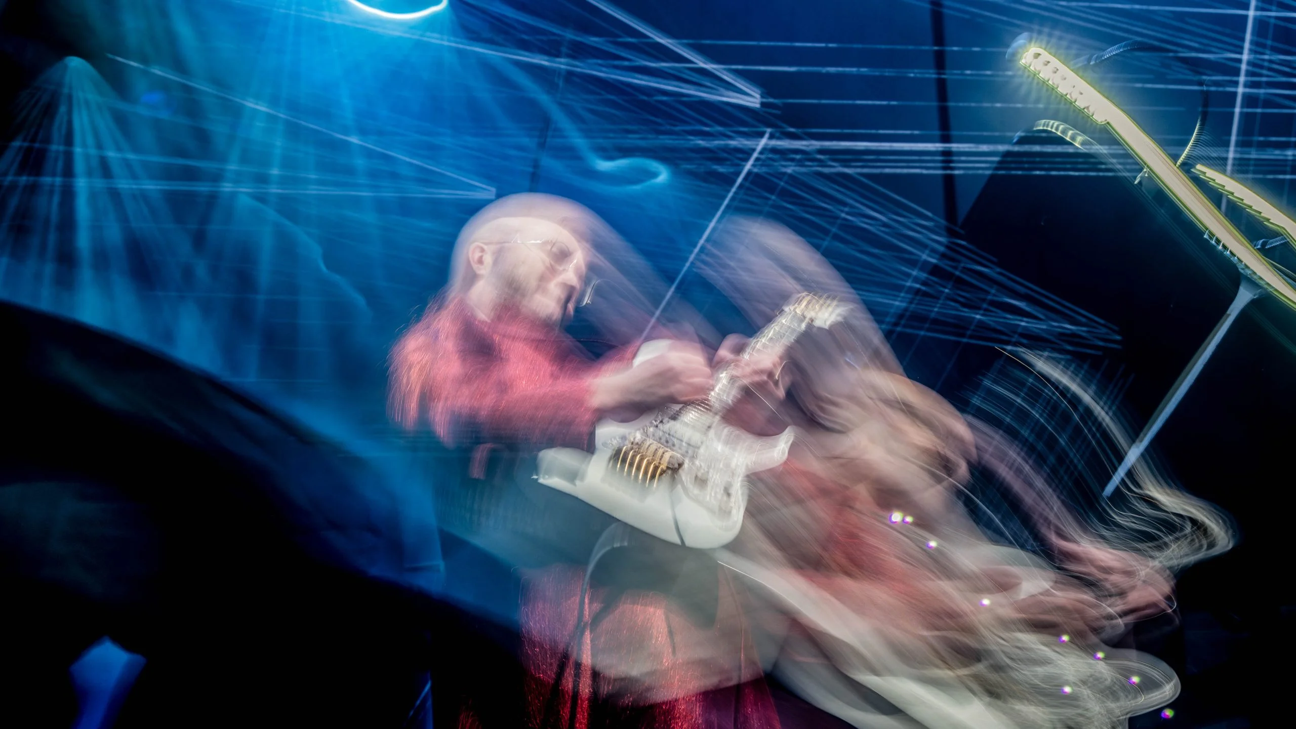 Kitaristi Marzi Nyman Sähköä!-konsertissa valojuovien ympäröimänä.