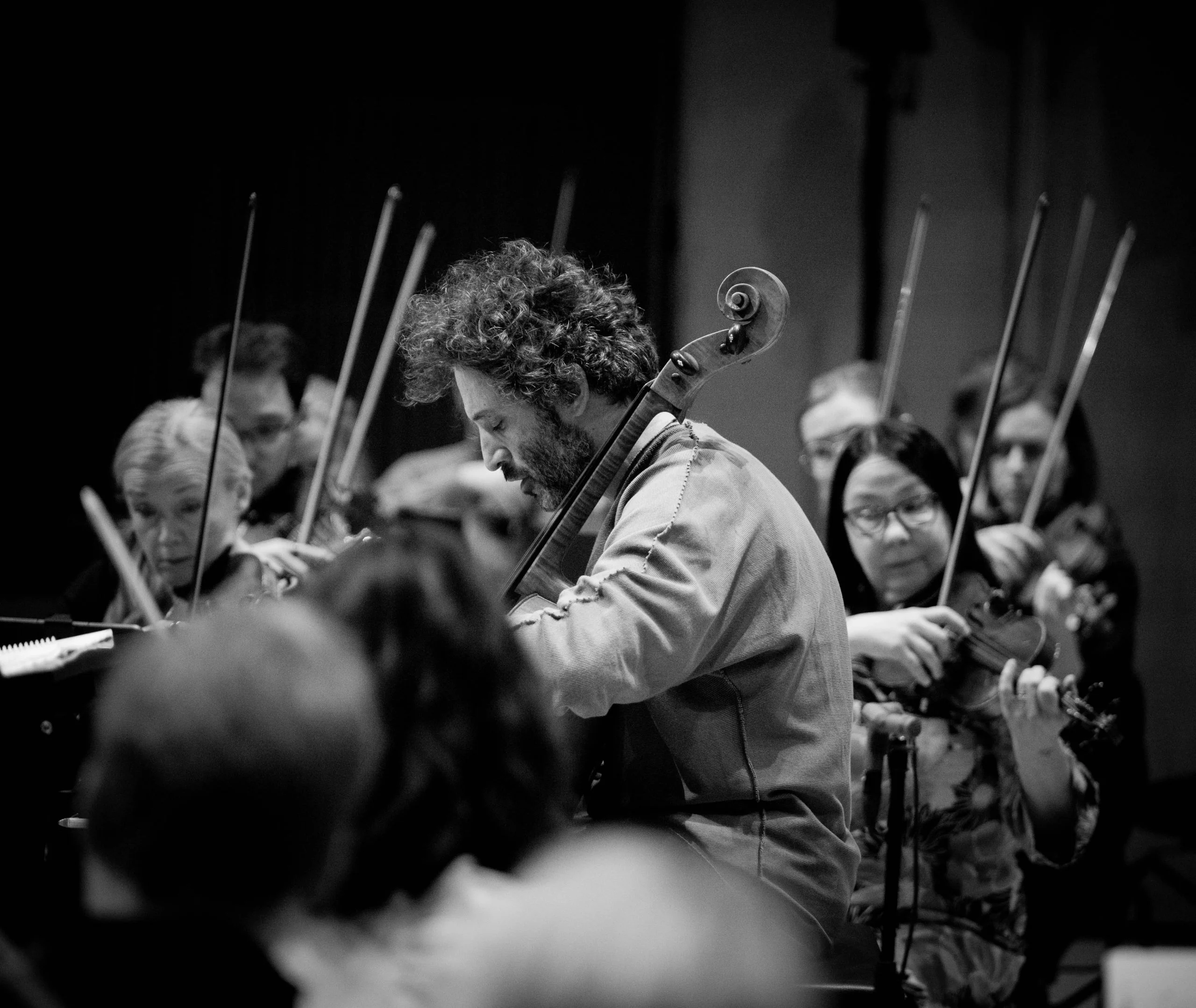 Nicolas Altstaedt Sinfoniettan soittajien keskellä.