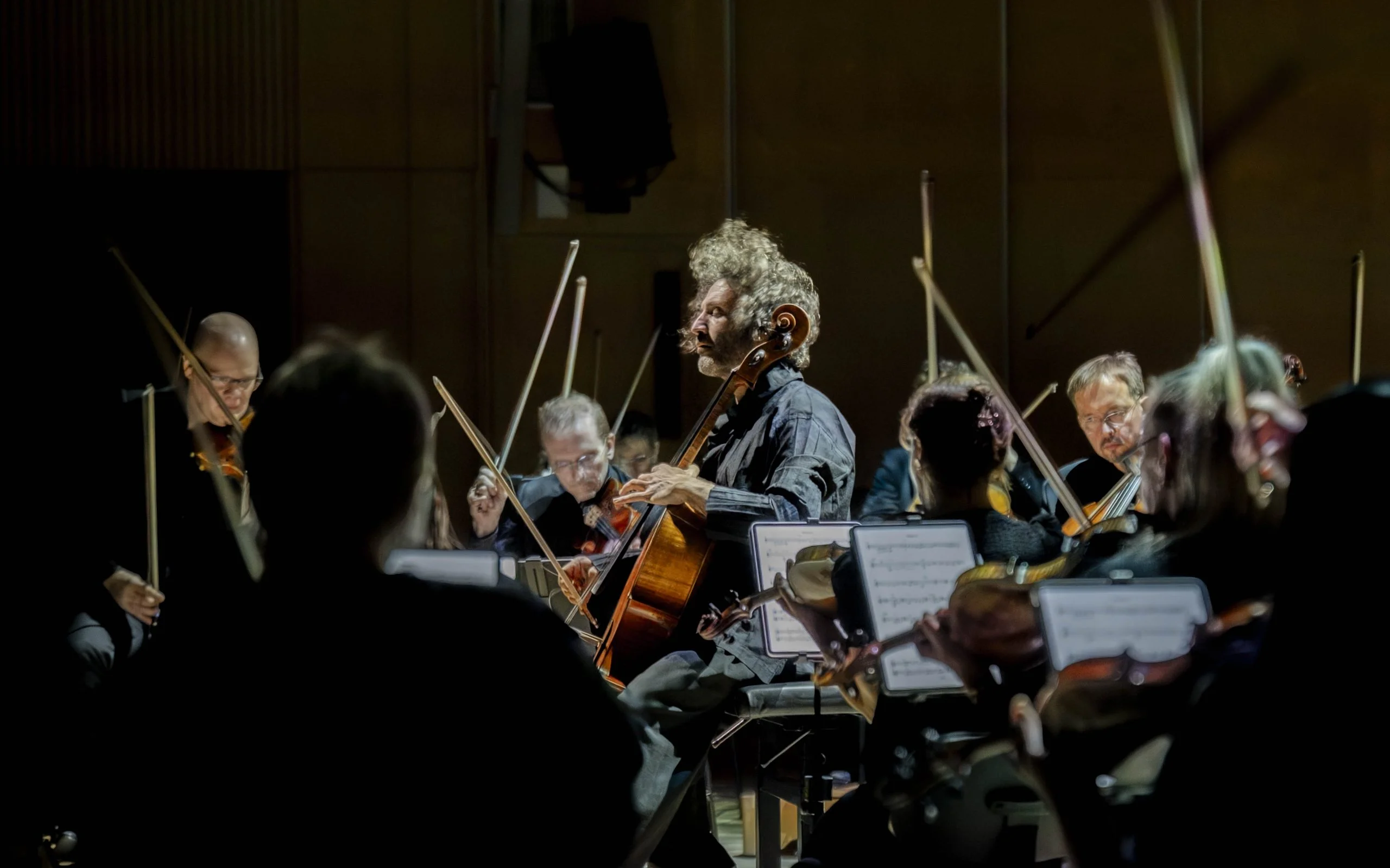 Sellisti Nicolas Altstaedt Tapiola Sinfoniettan muusikoiden keskellä.